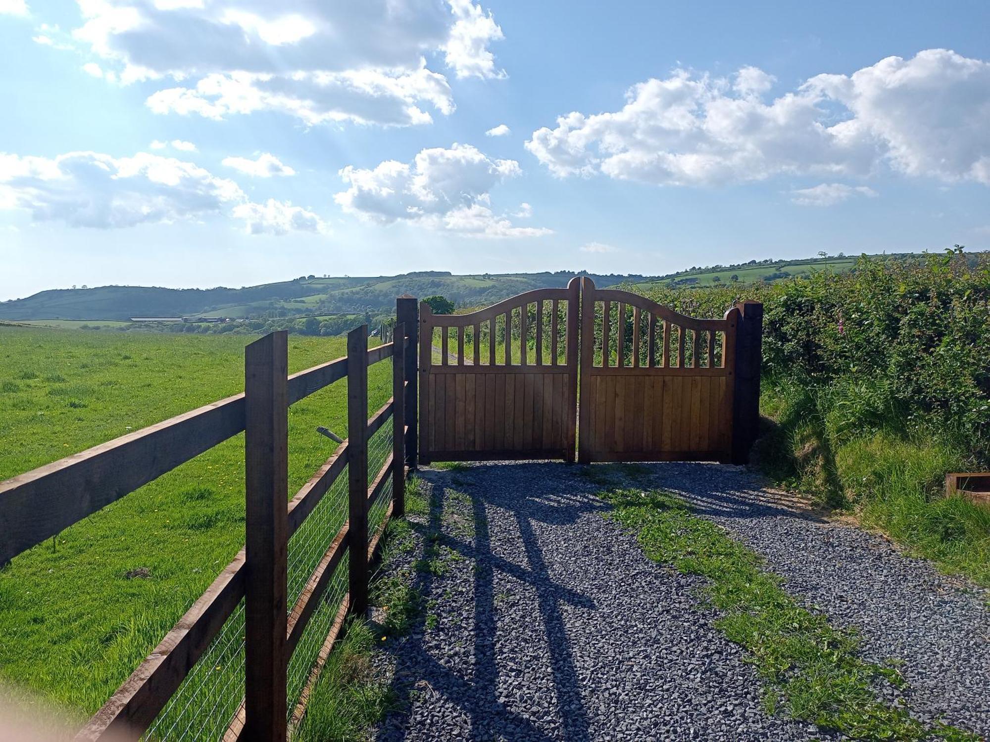 Hotel Oak Tree Farm Llanfynydd Exterior foto